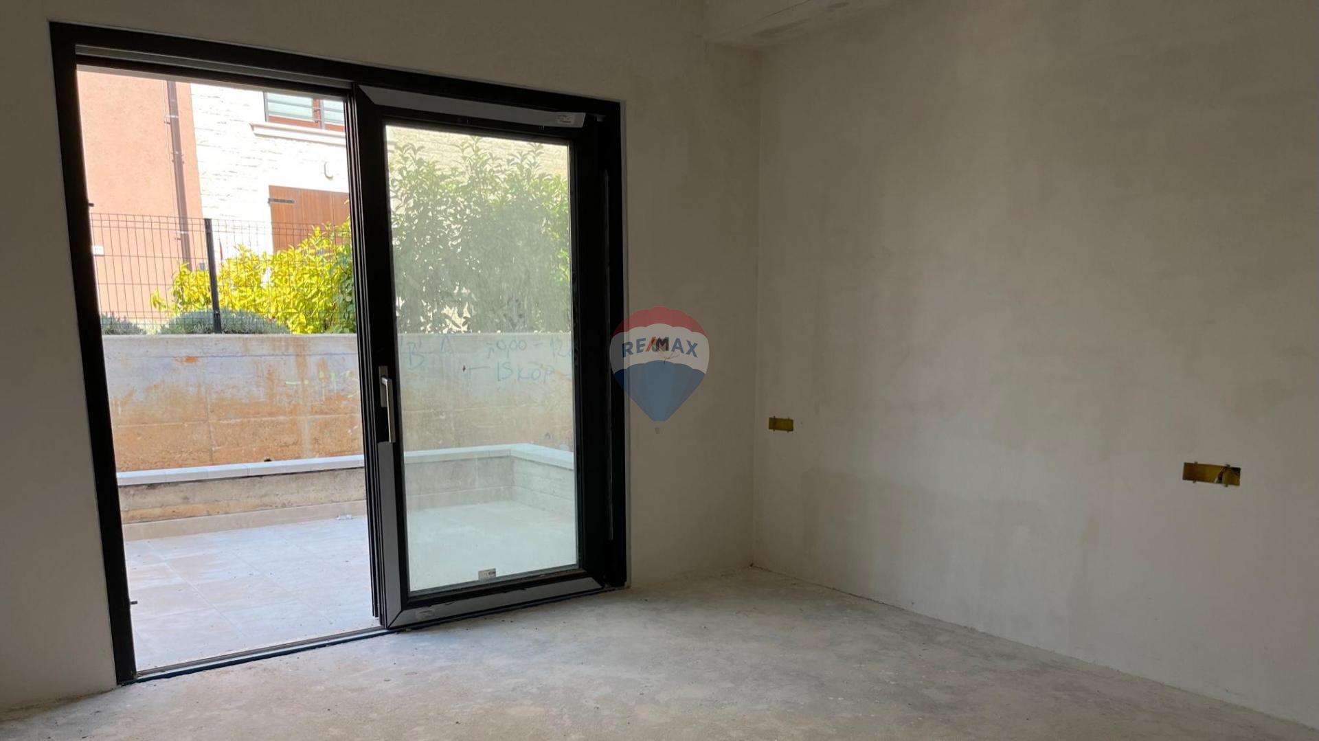 Istra, poreč- trosoban stan u prizemlju, pogled more