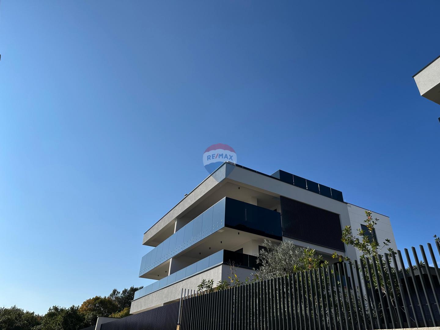 Grad Krk - luksuzan dvoetažni stan u novogradnji s krovnim bazenom