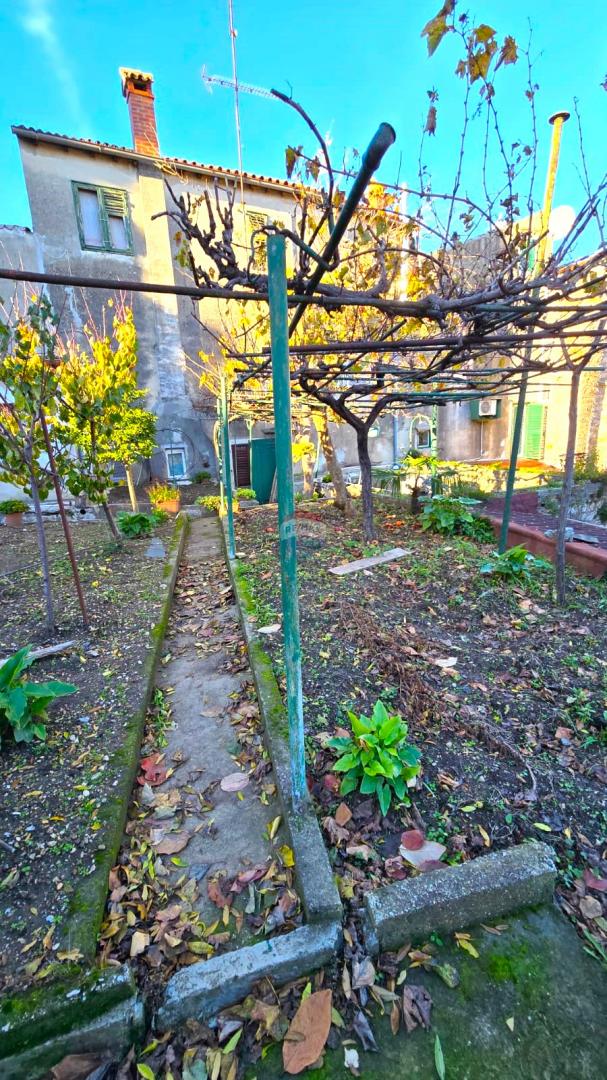 Rovinj, kuća sa vrtom i cisternom, mirna ulica, za renovaciju