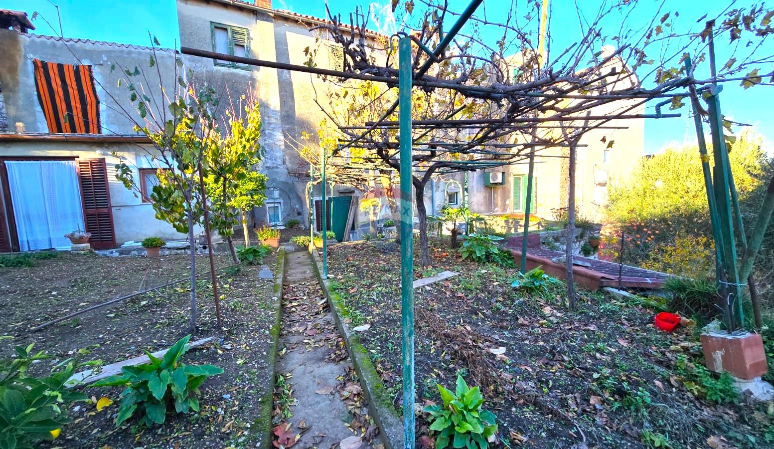 Rovinj, kuća sa vrtom i cisternom, mirna ulica, za renovaciju