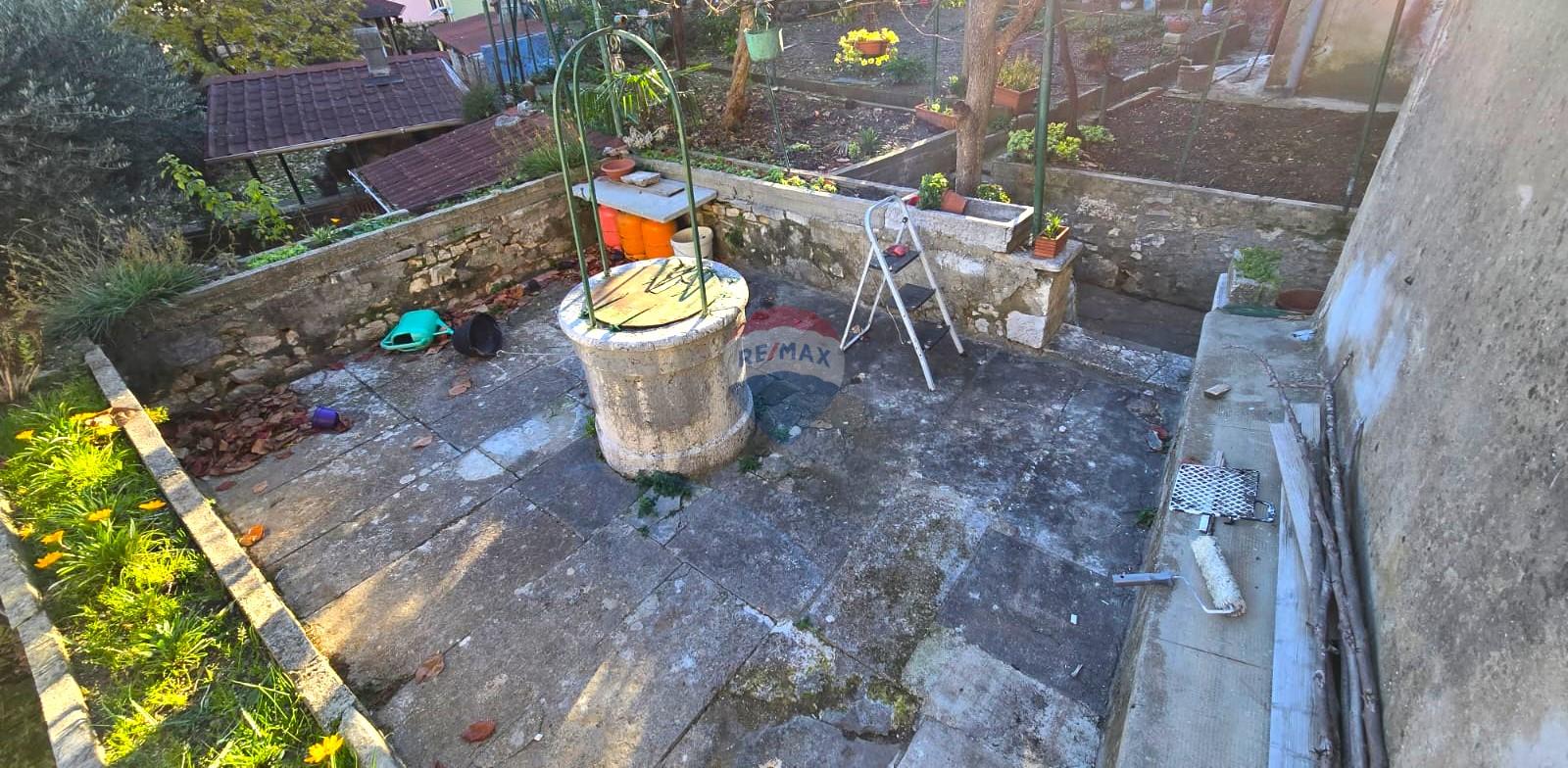 Rovinj, kuća sa vrtom i cisternom, mirna ulica, za renovaciju