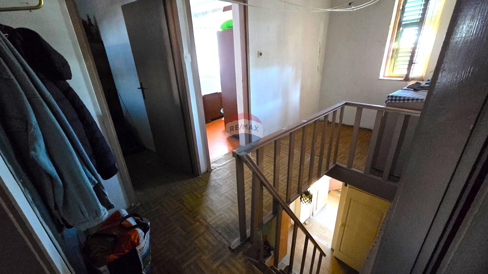 Rovinj, kuća sa vrtom i cisternom, mirna ulica, za renovaciju