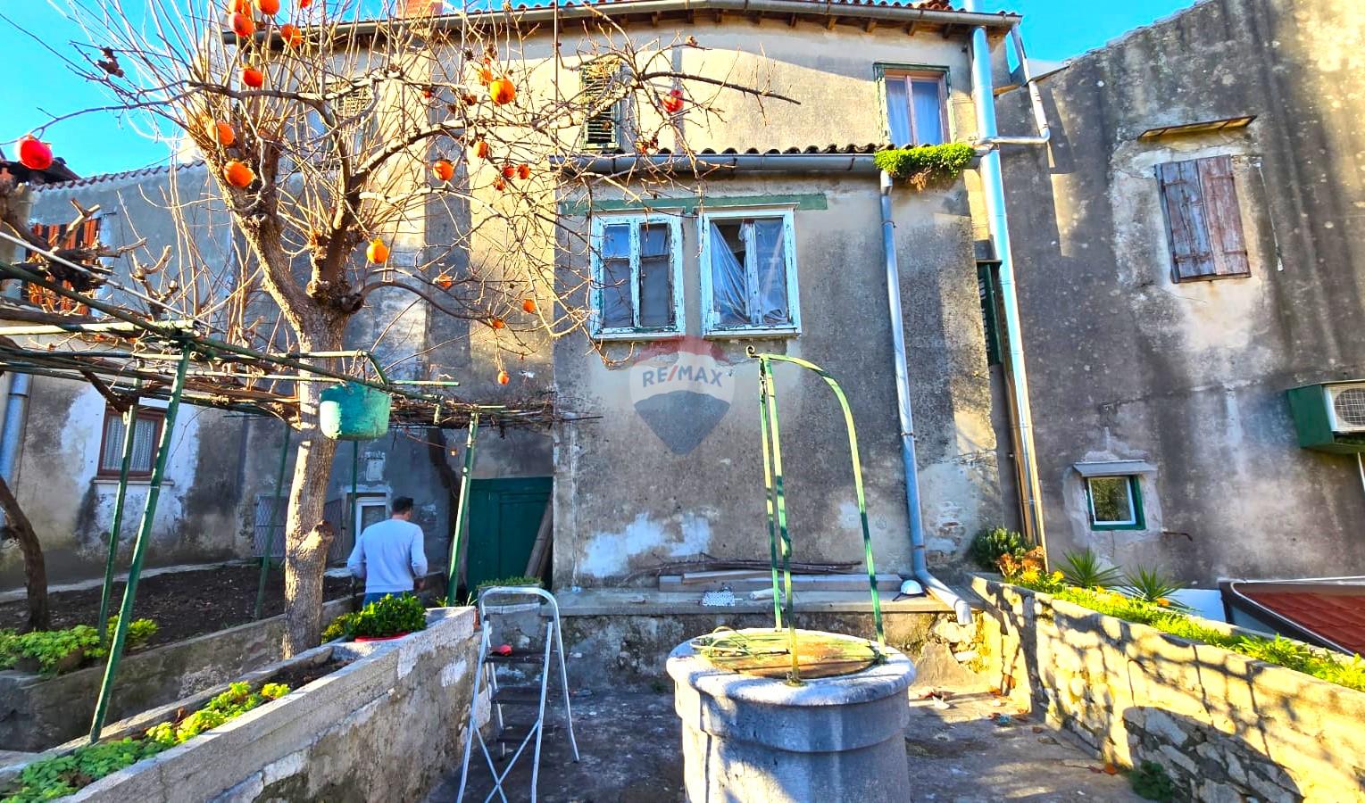 Rovinj, kuća sa vrtom i cisternom, mirna ulica, za renovaciju