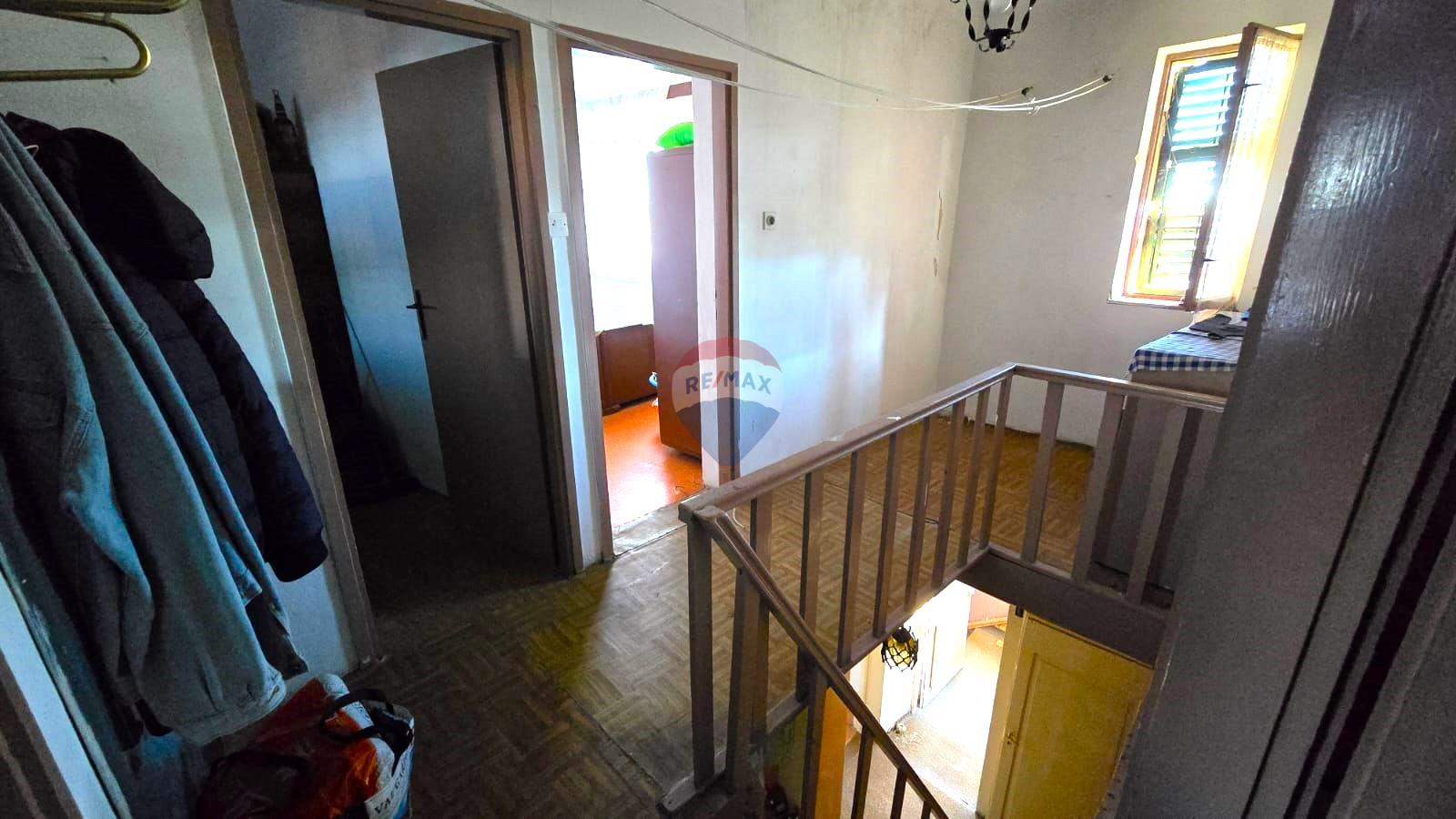 Rovinj, kuća sa vrtom i cisternom, mirna ulica, za renovaciju