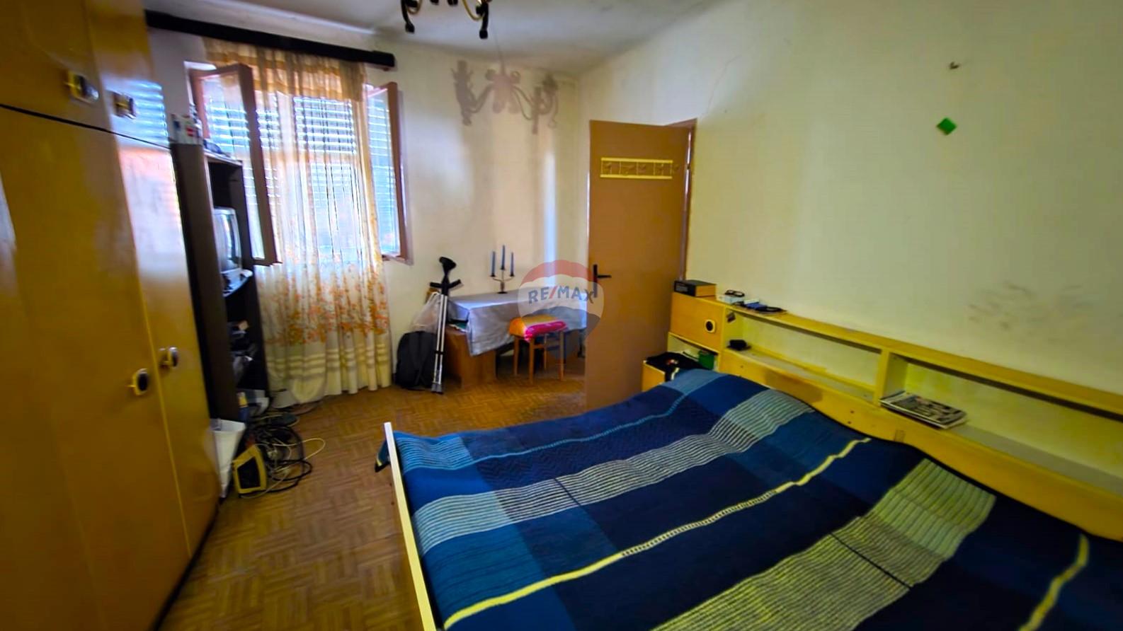 Rovinj, kuća sa vrtom i cisternom, mirna ulica, za renovaciju