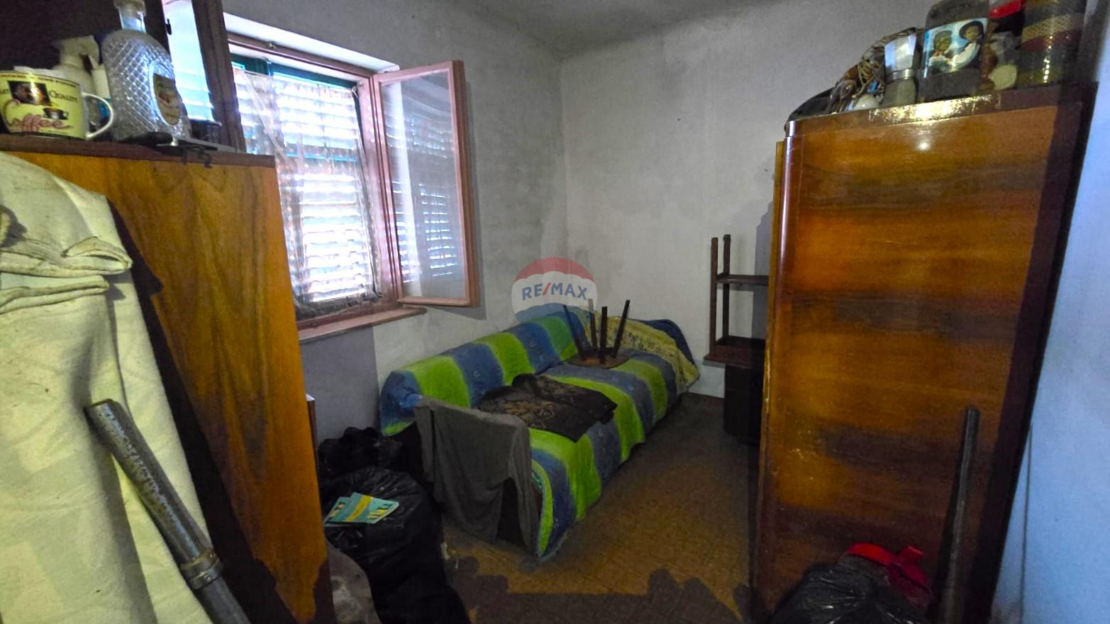 Rovinj, kuća sa vrtom i cisternom, mirna ulica, za renovaciju