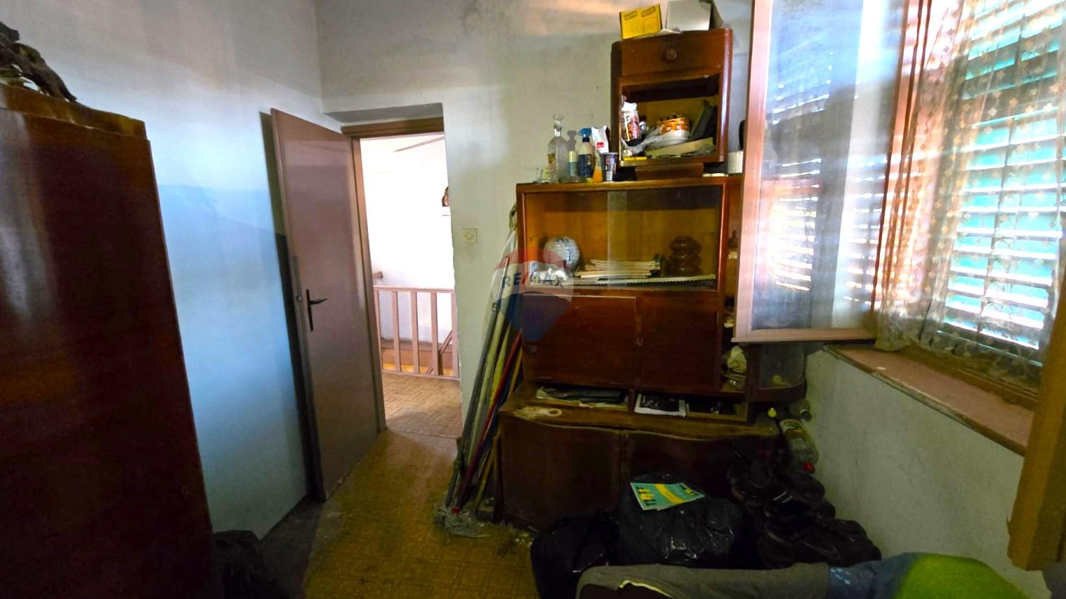 Rovinj, kuća sa vrtom i cisternom, mirna ulica, za renovaciju