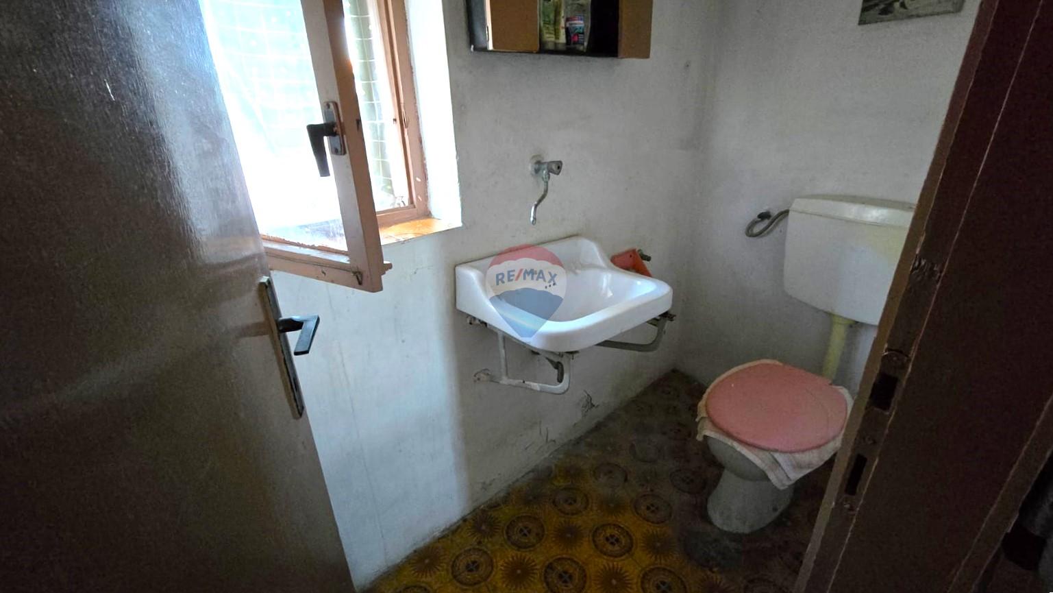 Rovinj, kuća sa vrtom i cisternom, mirna ulica, za renovaciju