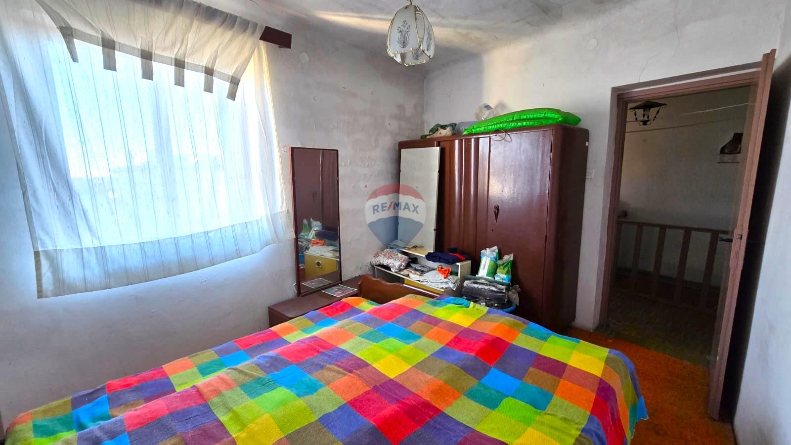 Rovinj, kuća sa vrtom i cisternom, mirna ulica, za renovaciju