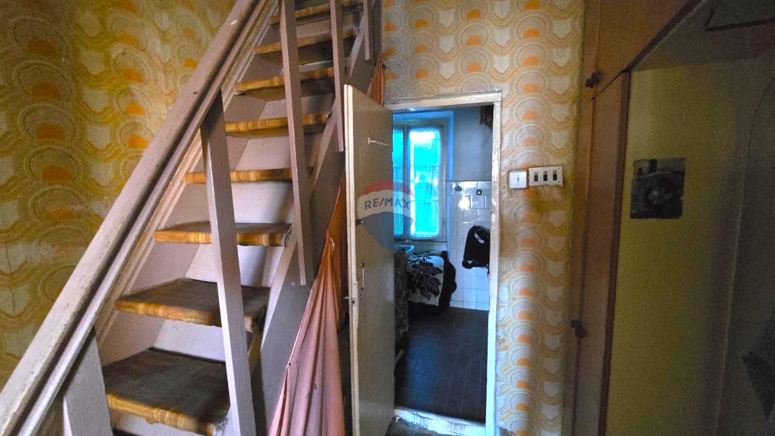 Rovinj, kuća sa vrtom i cisternom, mirna ulica, za renovaciju