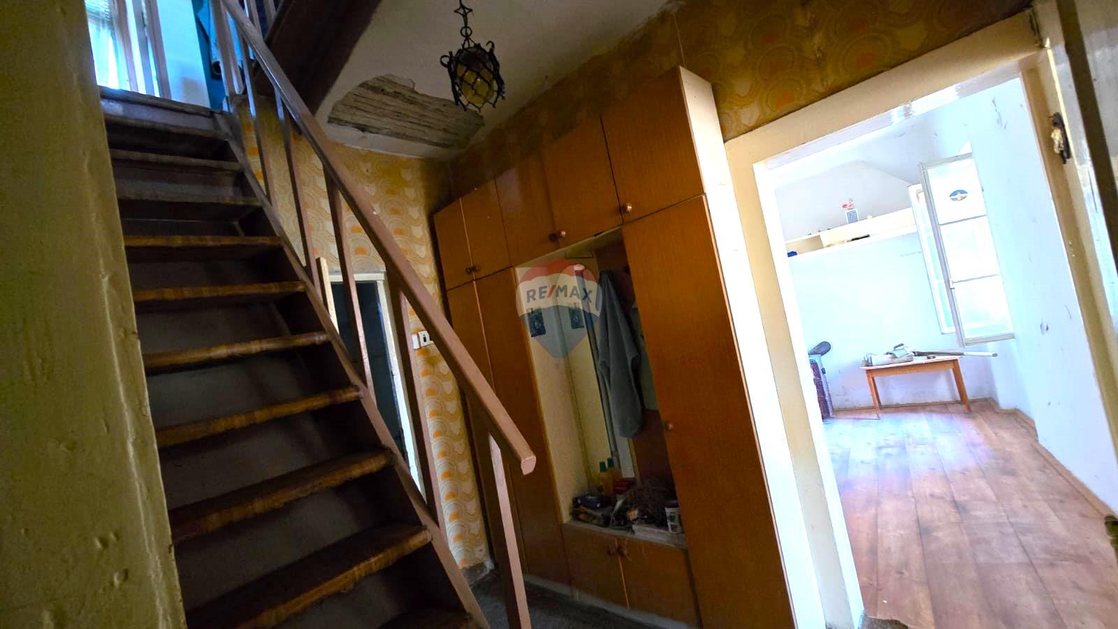 Rovinj, kuća sa vrtom i cisternom, mirna ulica, za renovaciju