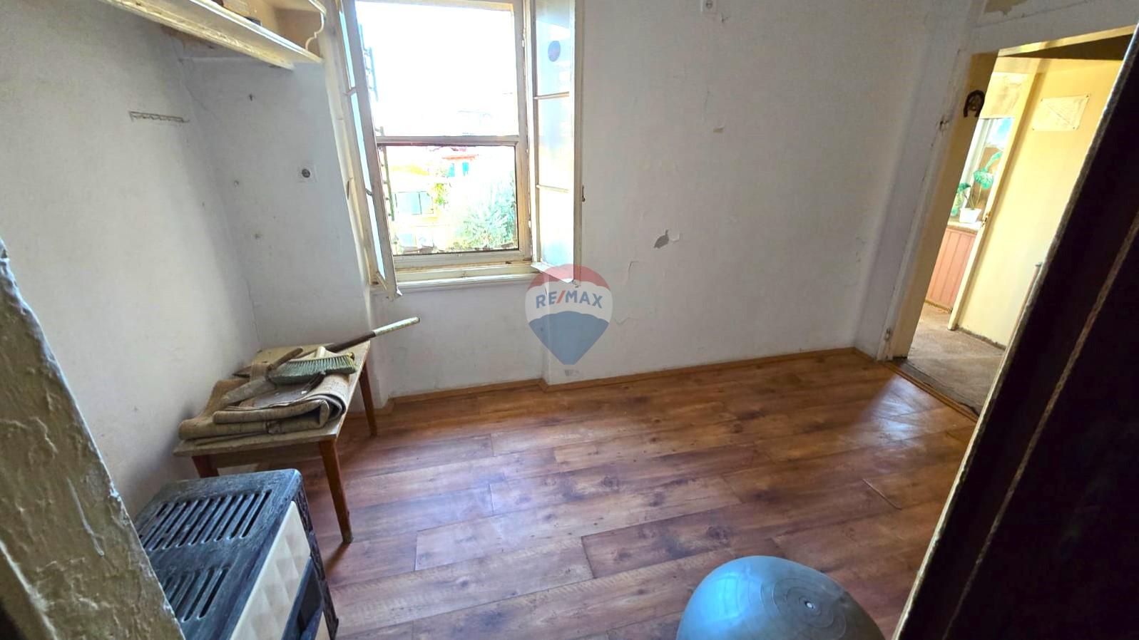 Rovinj, kuća sa vrtom i cisternom, mirna ulica, za renovaciju