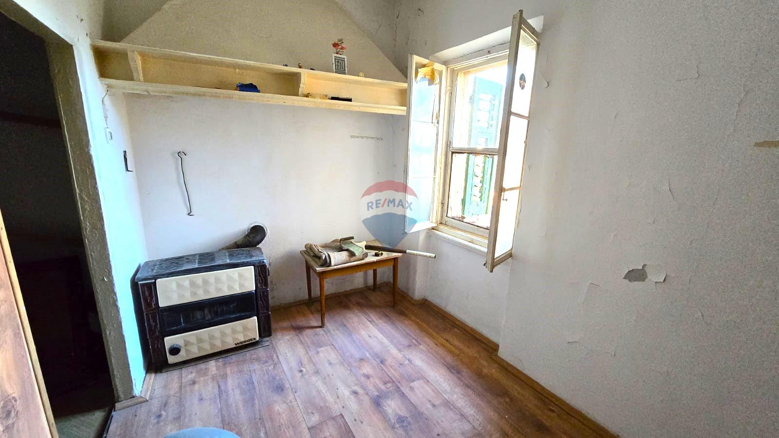 Rovinj, kuća sa vrtom i cisternom, mirna ulica, za renovaciju