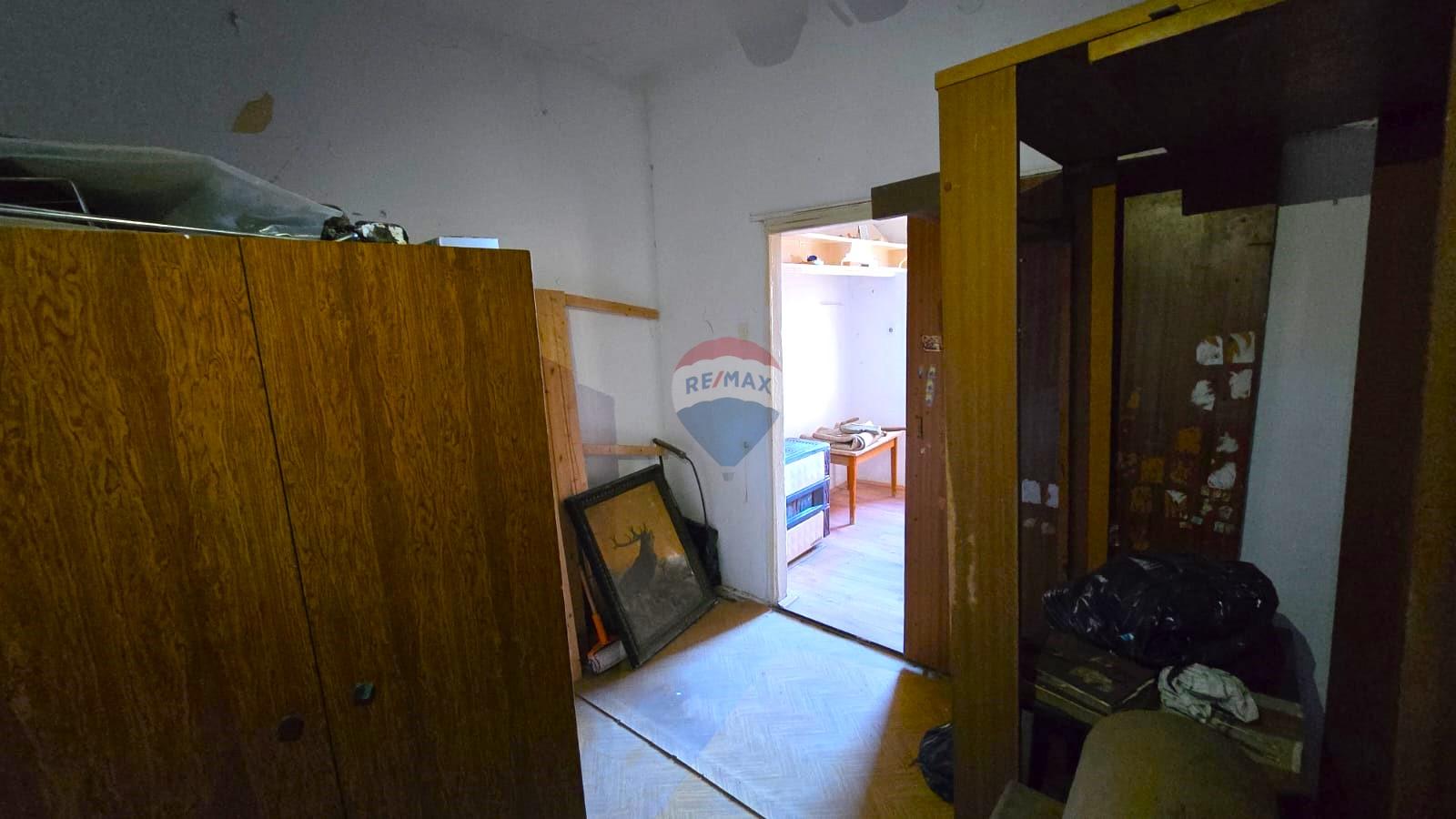 Rovinj, kuća sa vrtom i cisternom, mirna ulica, za renovaciju