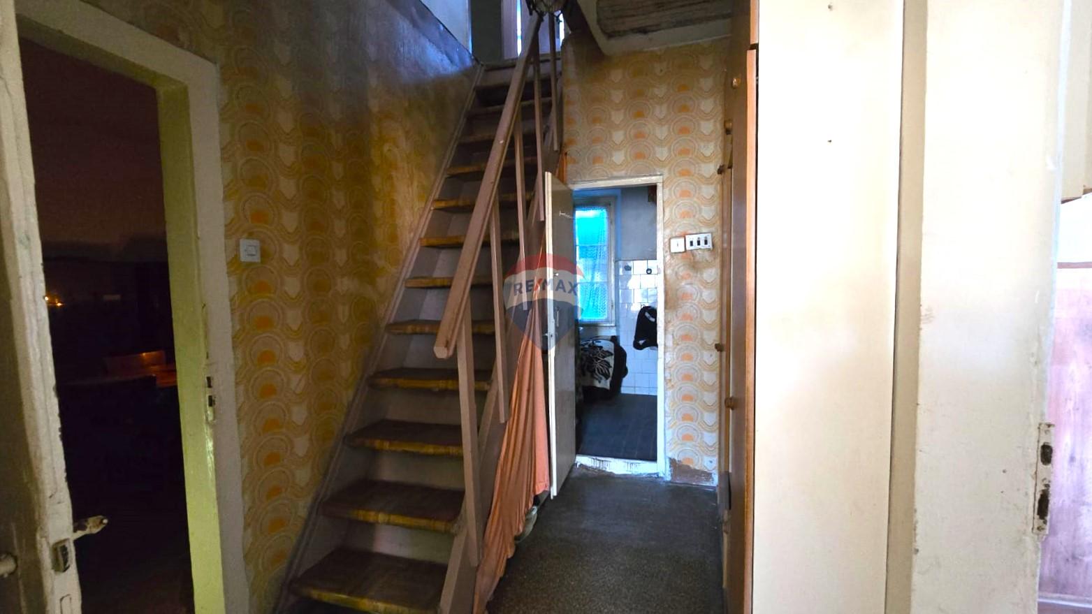 Rovinj, kuća sa vrtom i cisternom, mirna ulica, za renovaciju