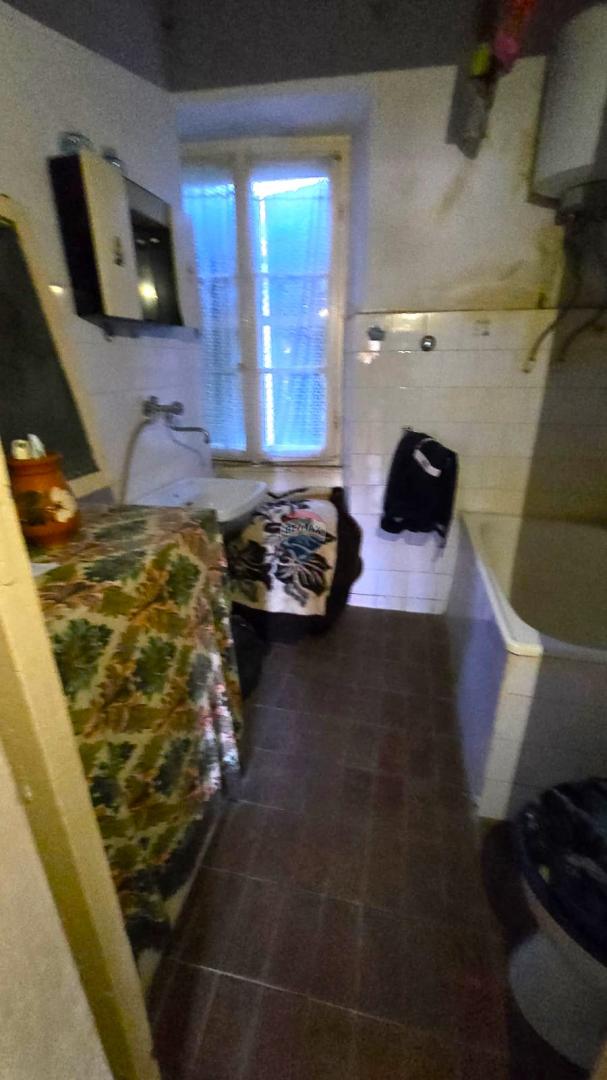 Rovinj, kuća sa vrtom i cisternom, mirna ulica, za renovaciju