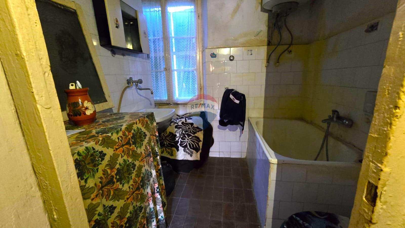 Rovinj, kuća sa vrtom i cisternom, mirna ulica, za renovaciju