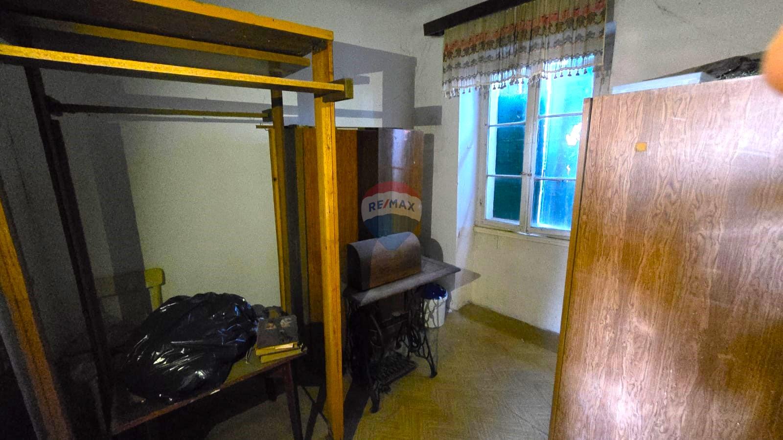 Rovinj, kuća sa vrtom i cisternom, mirna ulica, za renovaciju