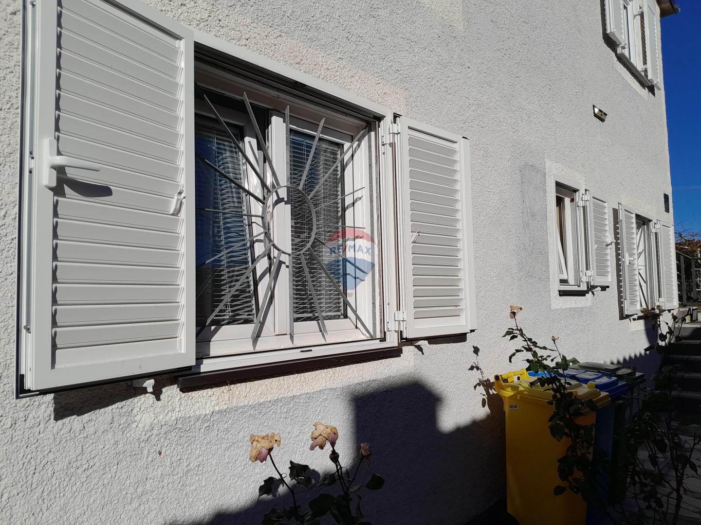 Istra,Fažana,kuća sa dva stana 400 m do plaže!