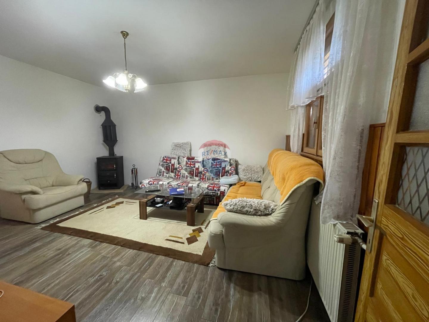 Radoboj – Kuća s gospodarskim objektom 