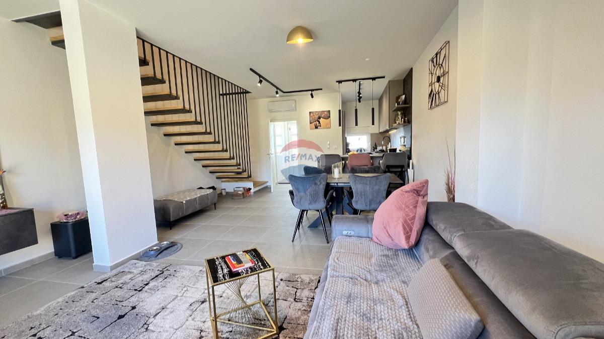 Istrien, Novigrad – Zweistöckige Wohnung mit Aussicht und Garten