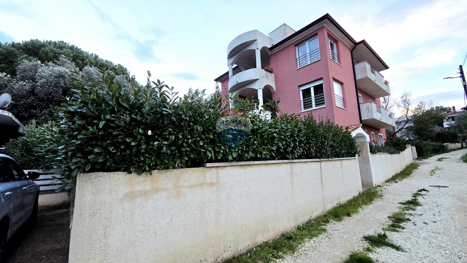 Medulin, Premantura | Dvije kuće s 5 apartmana, 9 parkirnih mjesta i pogled na more 