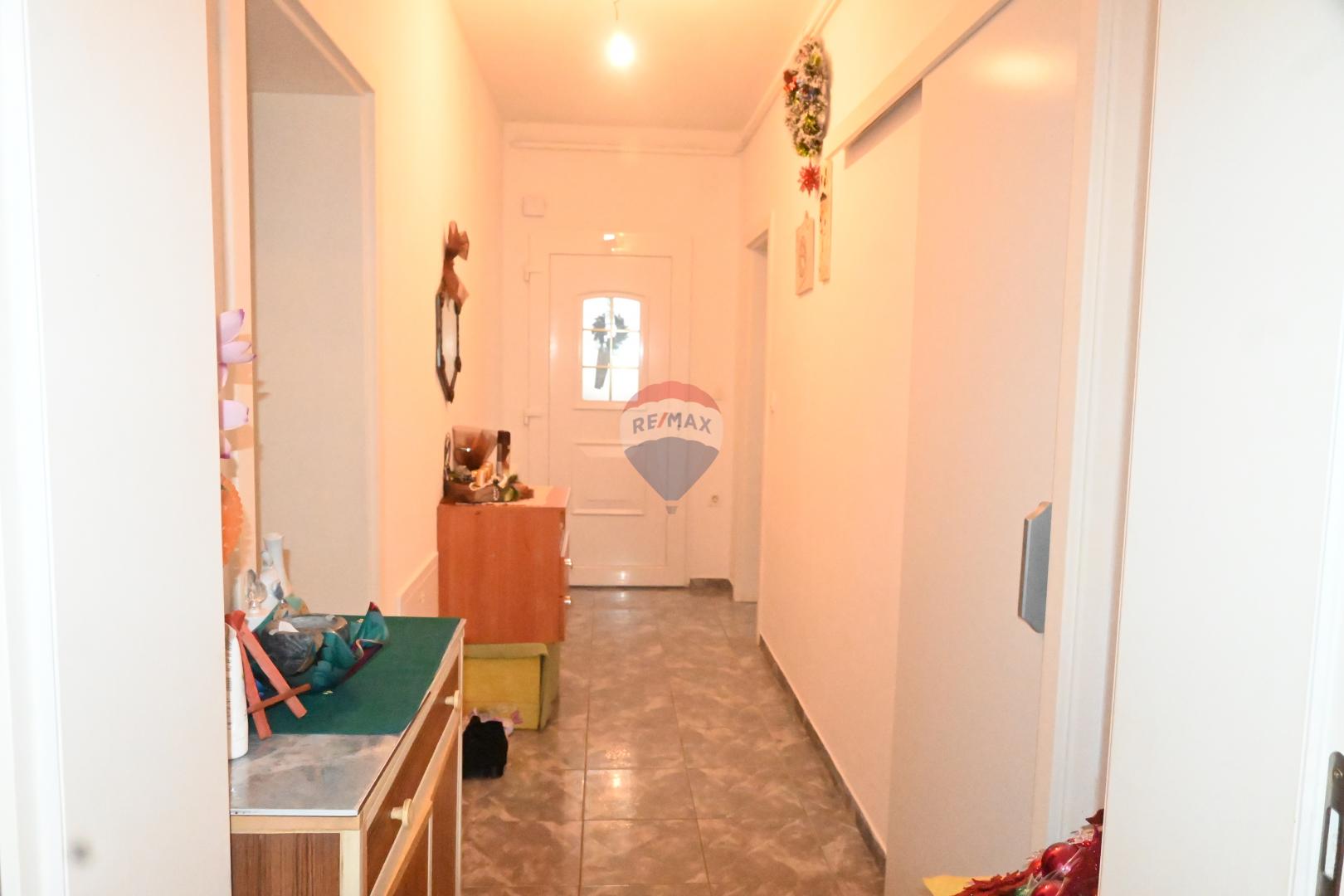 Zagreb, Sesvete - stan u prizemlju, garaža, okućnica