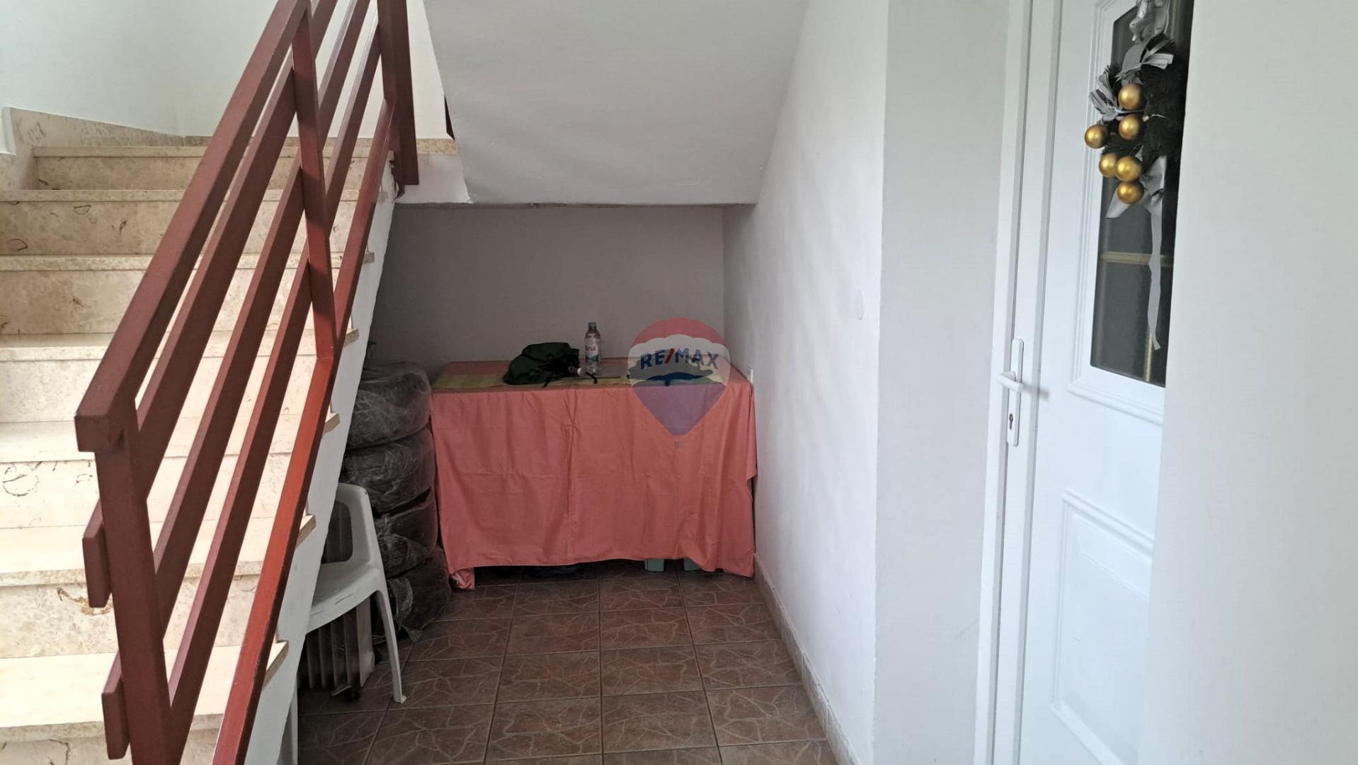 Zagreb, Sesvete - stan u prizemlju, garaža, okućnica