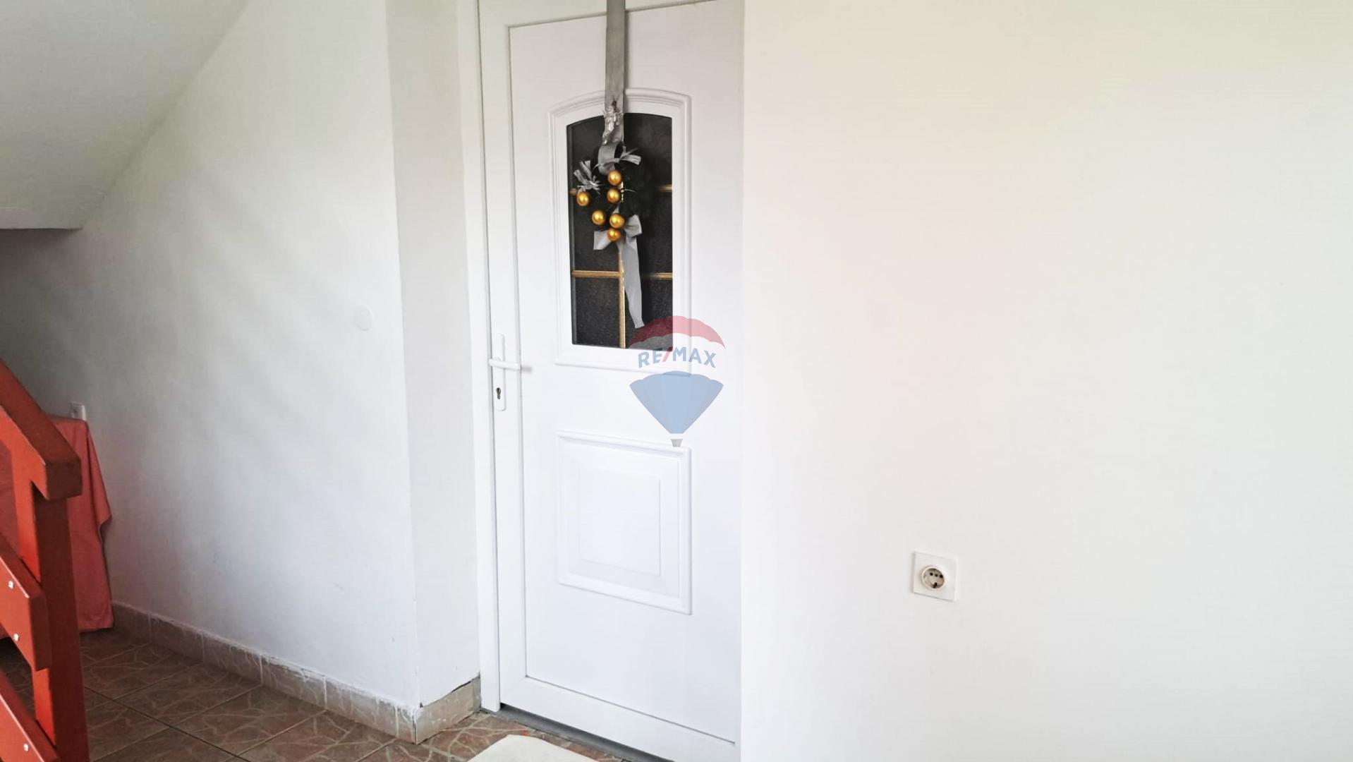 Zagreb, Sesvete - stan u prizemlju, garaža, okućnica