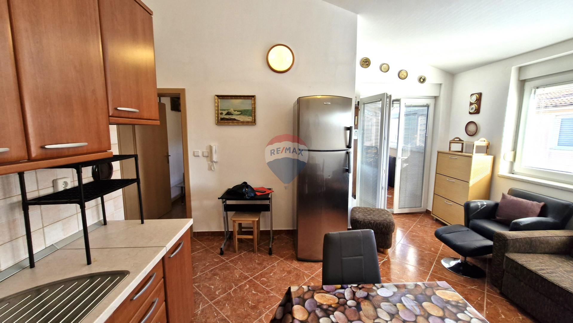 Istrien, Medulin – 47 m², 2 Zimmer, geschlossene Terrasse, Parkplatz, zweiter Stock nahe Geschäften