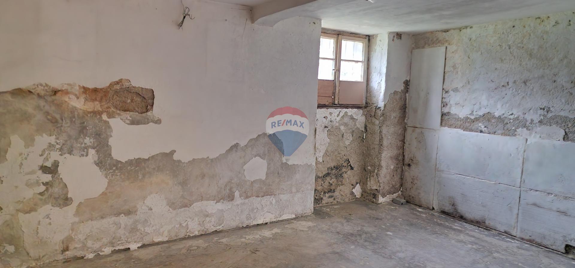 Zagreb, Maksimir, suterenski stan za potpunu renovaciju 15m2