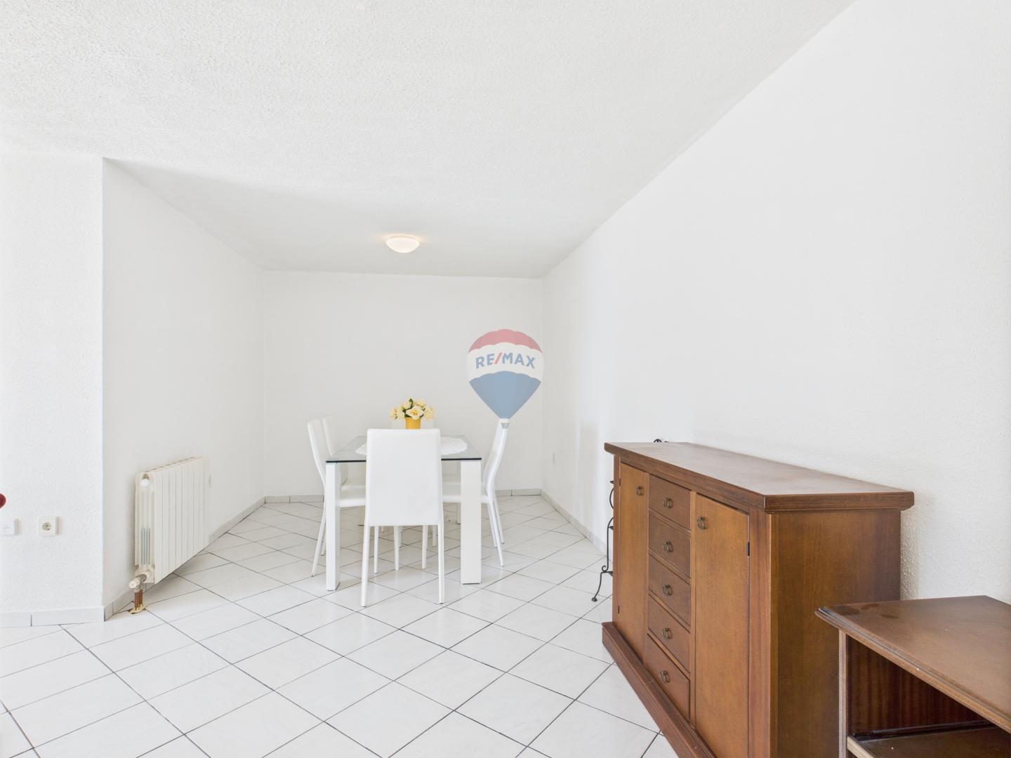 Novi Vinodolski – Haus mit Garage und Hof, zweite Reihe zum Meer