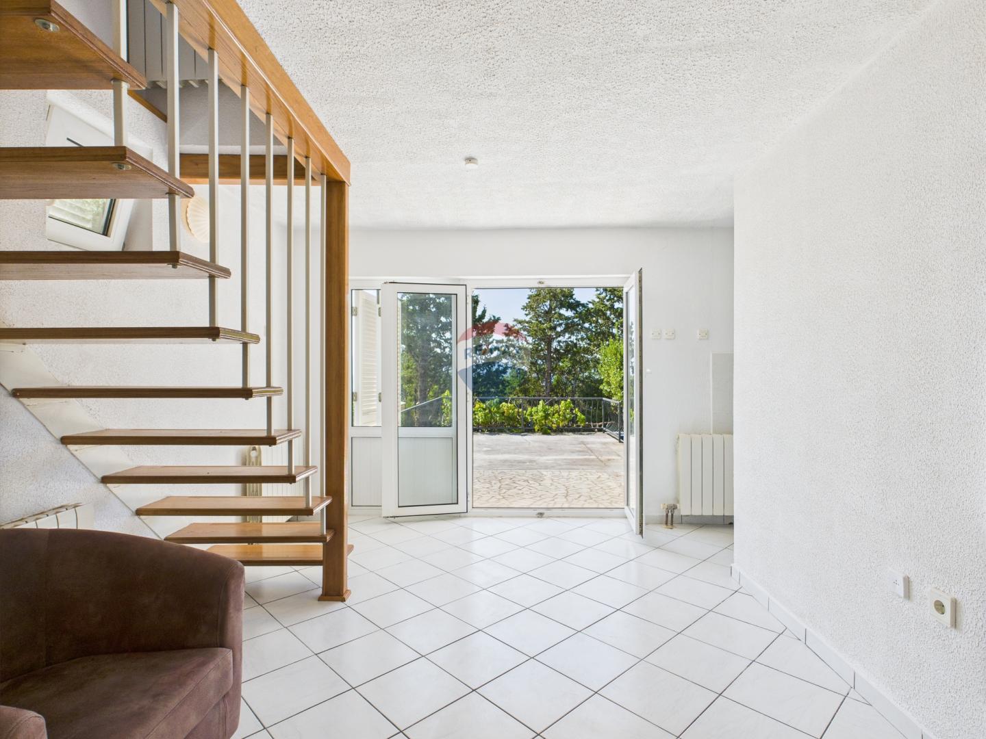 Novi Vinodolski – Haus mit Garage und Hof, zweite Reihe zum Meer