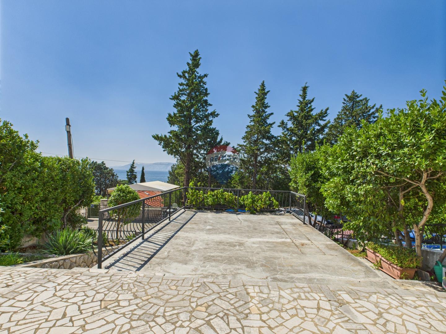 Novi Vinodolski – Haus mit Garage und Hof, zweite Reihe zum Meer