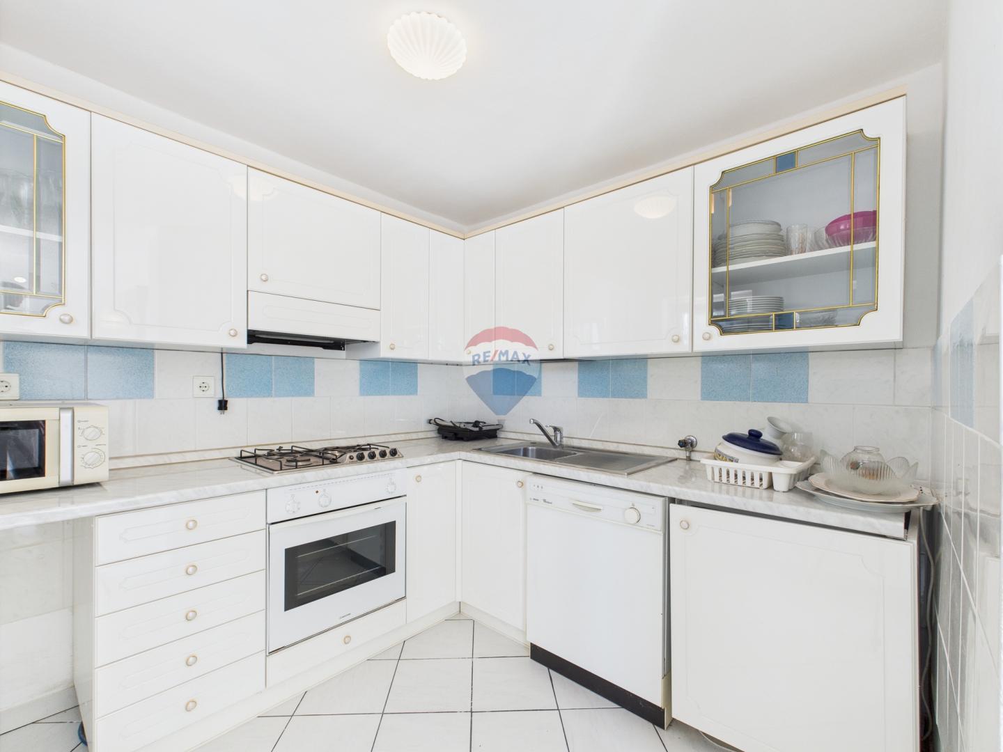 Novi Vinodolski – Haus mit Garage und Hof, zweite Reihe zum Meer