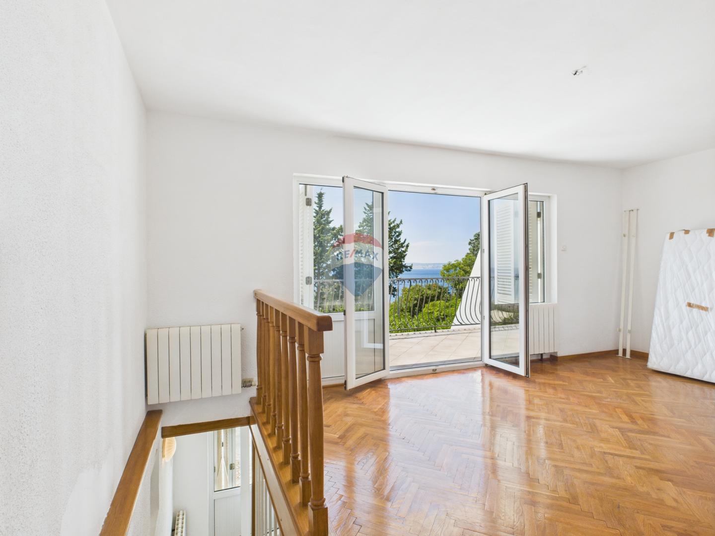 Novi Vinodolski – Haus mit Garage und Hof, zweite Reihe zum Meer