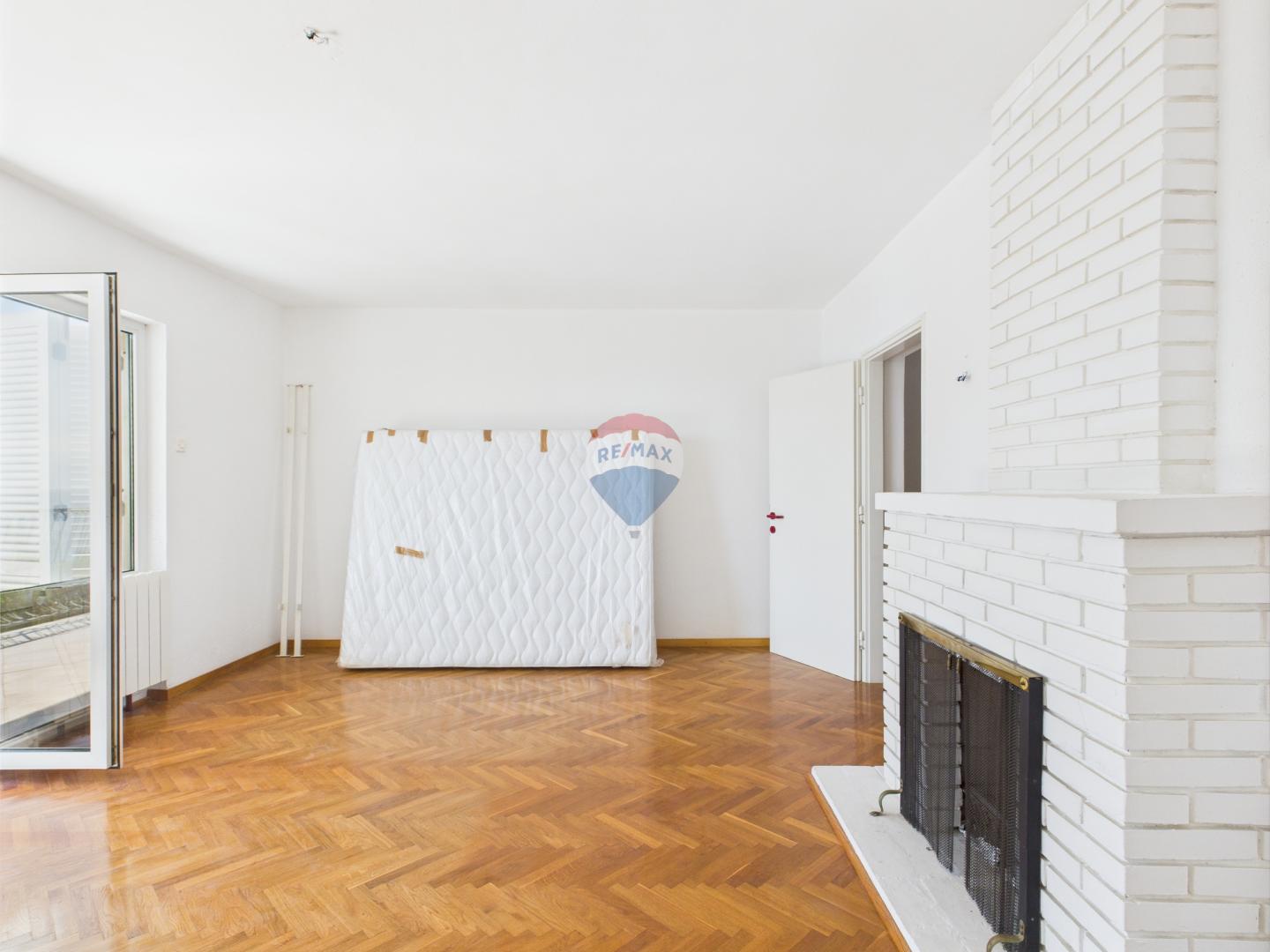 Novi Vinodolski – Haus mit Garage und Hof, zweite Reihe zum Meer