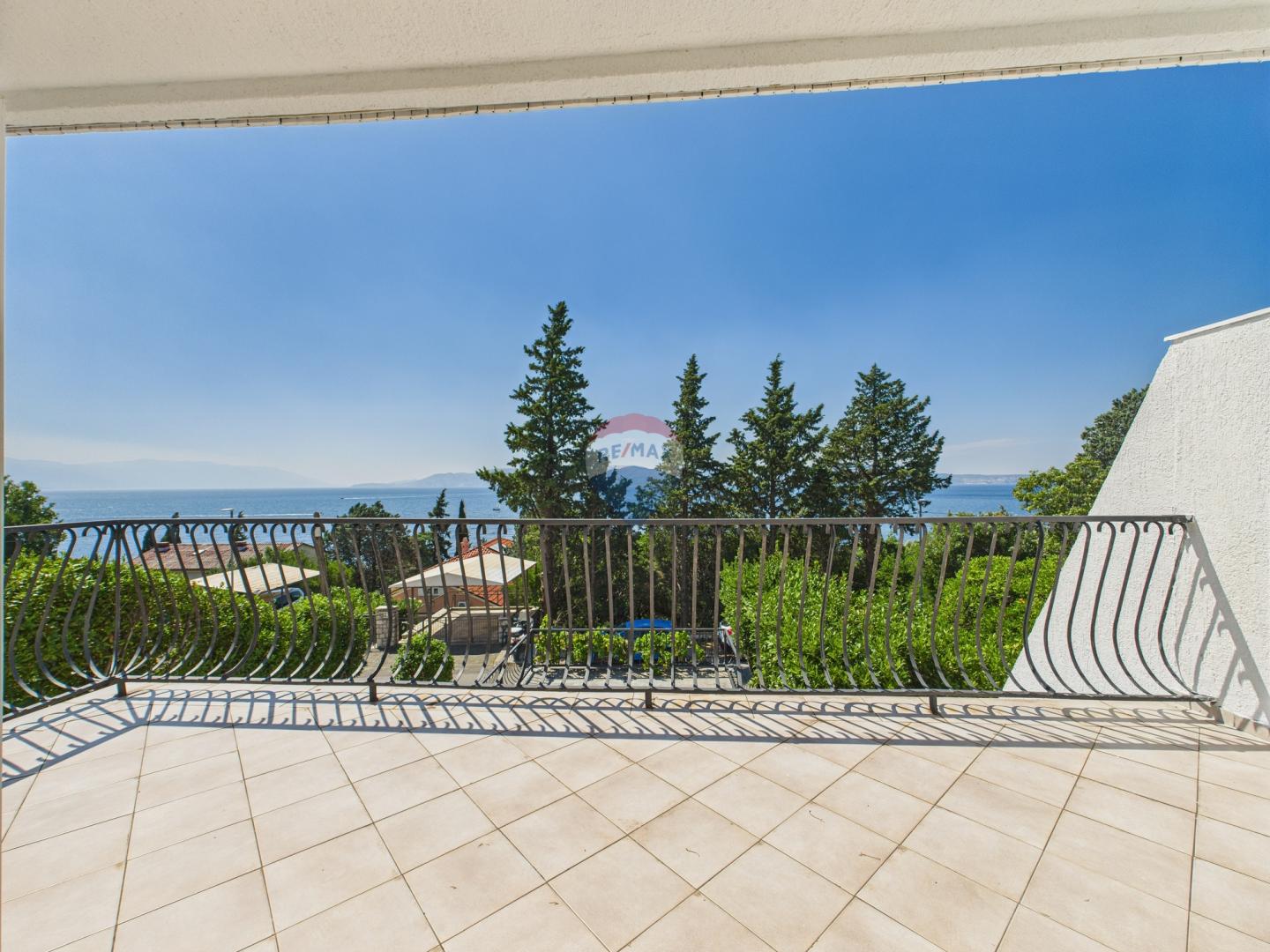 Novi Vinodolski – Haus mit Garage und Hof, zweite Reihe zum Meer