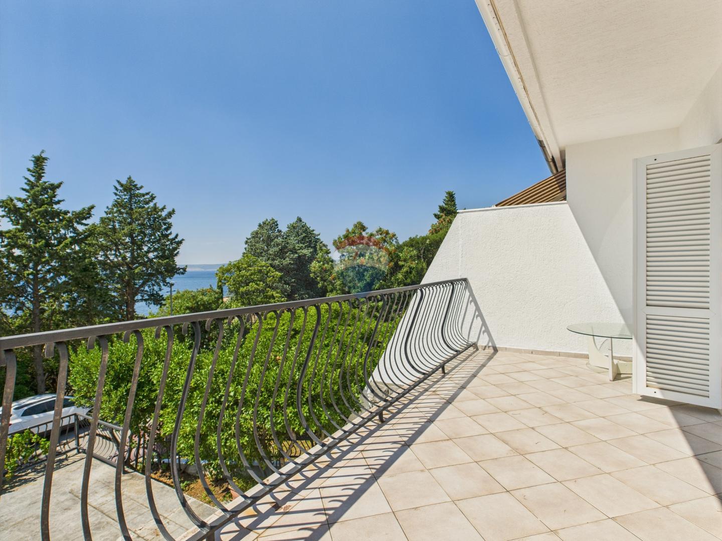 Novi Vinodolski – Haus mit Garage und Hof, zweite Reihe zum Meer