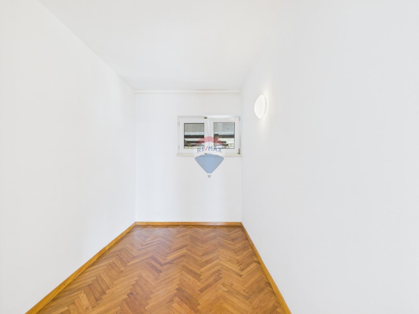 Novi Vinodolski – Haus mit Garage und Hof, zweite Reihe zum Meer