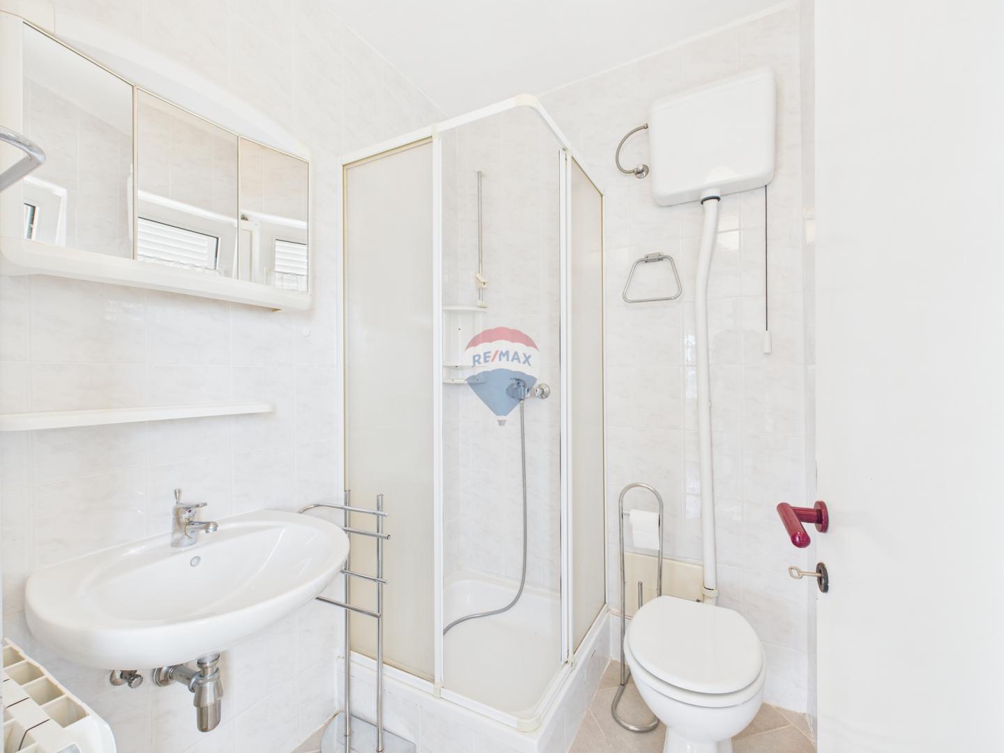 Novi Vinodolski – Haus mit Garage und Hof, zweite Reihe zum Meer