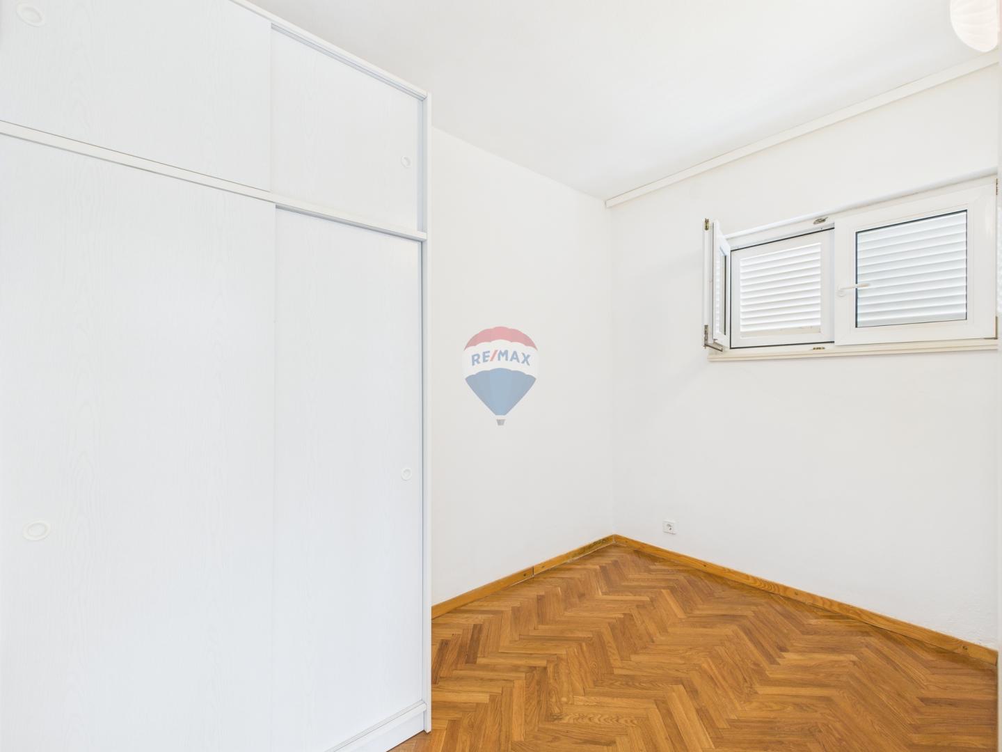 Novi Vinodolski – Haus mit Garage und Hof, zweite Reihe zum Meer