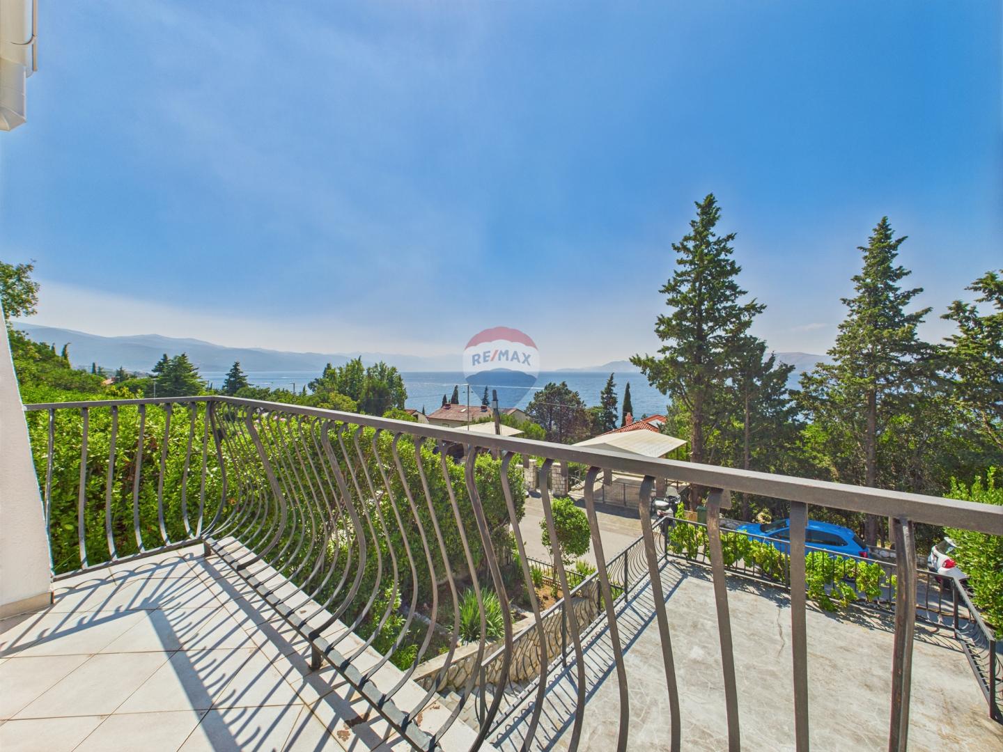 Novi Vinodolski – Haus mit Garage und Hof, zweite Reihe zum Meer