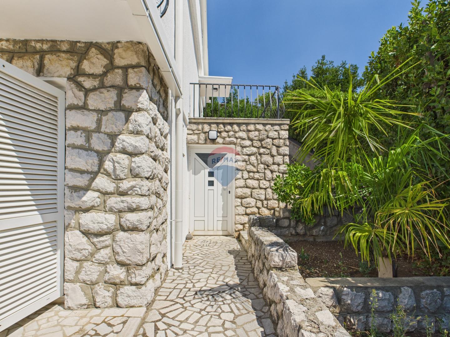 Novi Vinodolski – Haus mit Garage und Hof, zweite Reihe zum Meer