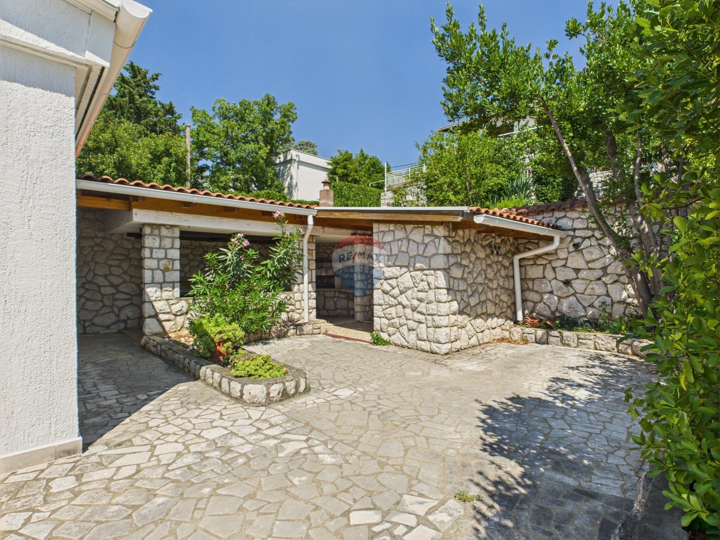 Novi Vinodolski – Haus mit Garage und Hof, zweite Reihe zum Meer