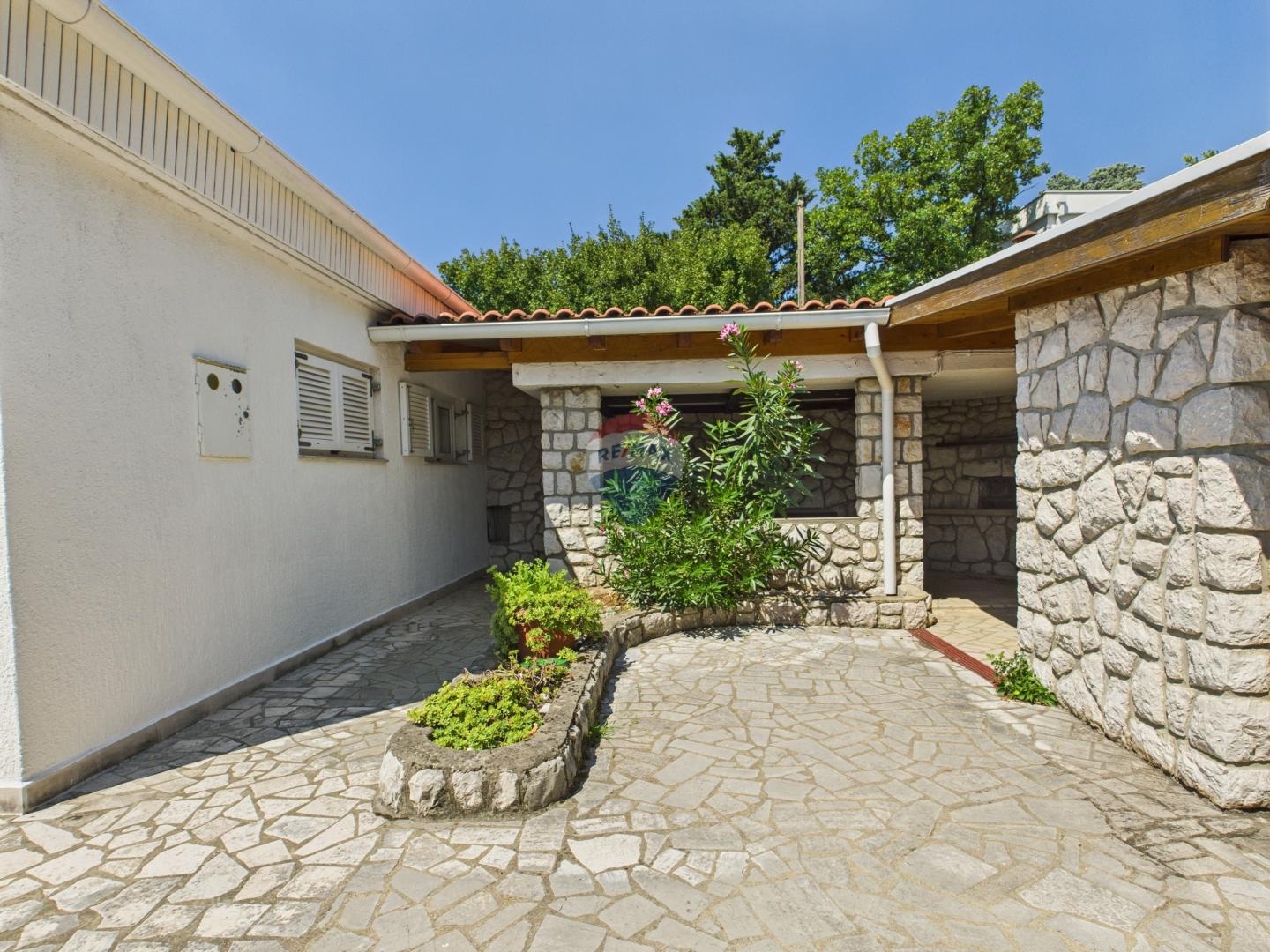 Novi Vinodolski – Haus mit Garage und Hof, zweite Reihe zum Meer