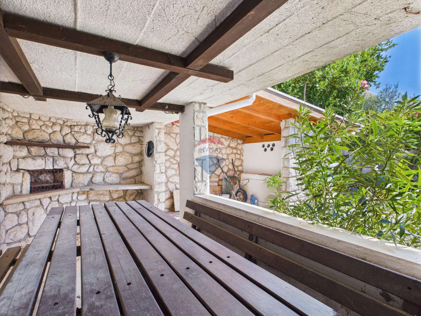 Novi Vinodolski – Haus mit Garage und Hof, zweite Reihe zum Meer