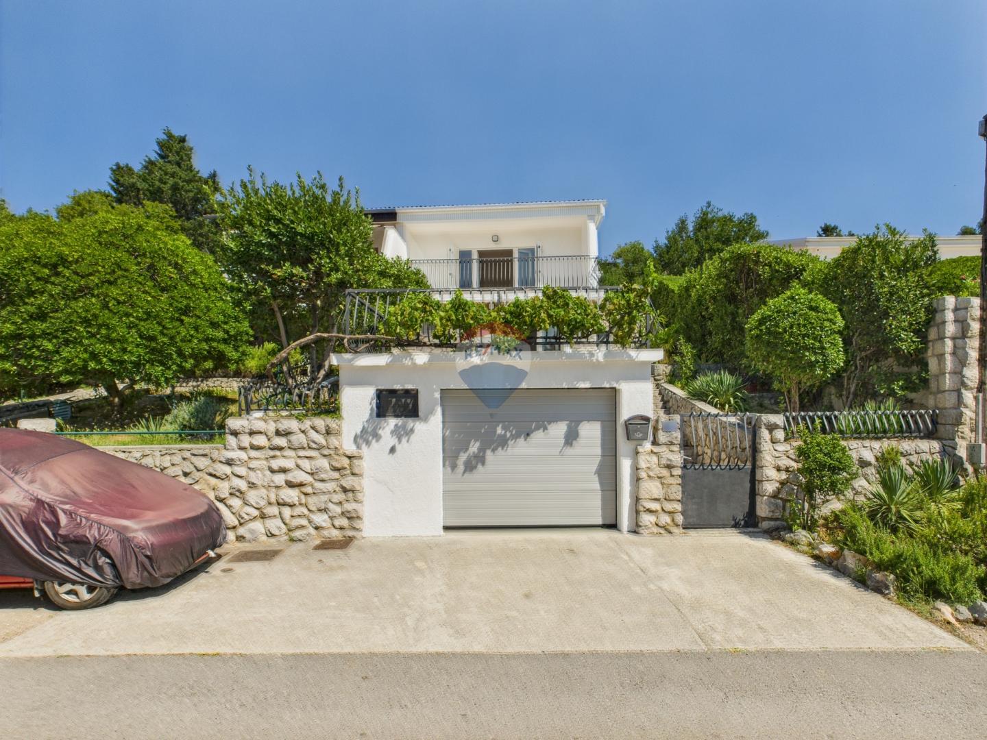 Novi Vinodolski – Haus mit Garage und Hof, zweite Reihe zum Meer