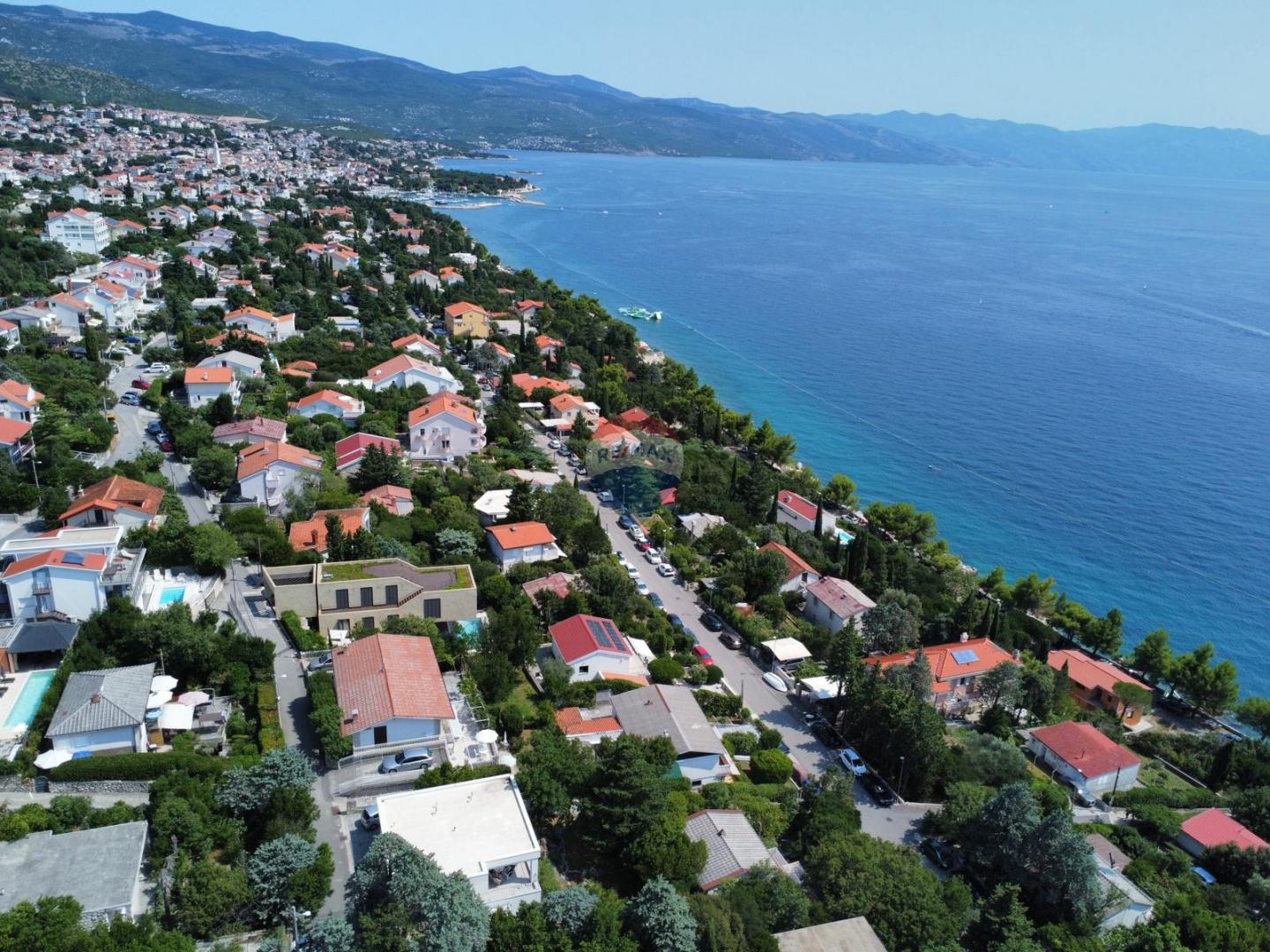 Novi Vinodolski – Haus mit Garage und Hof, zweite Reihe zum Meer