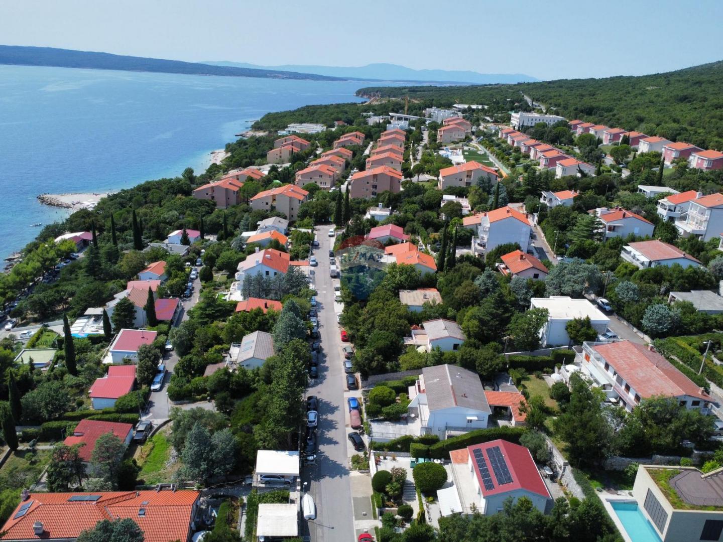 Novi Vinodolski – Haus mit Garage und Hof, zweite Reihe zum Meer